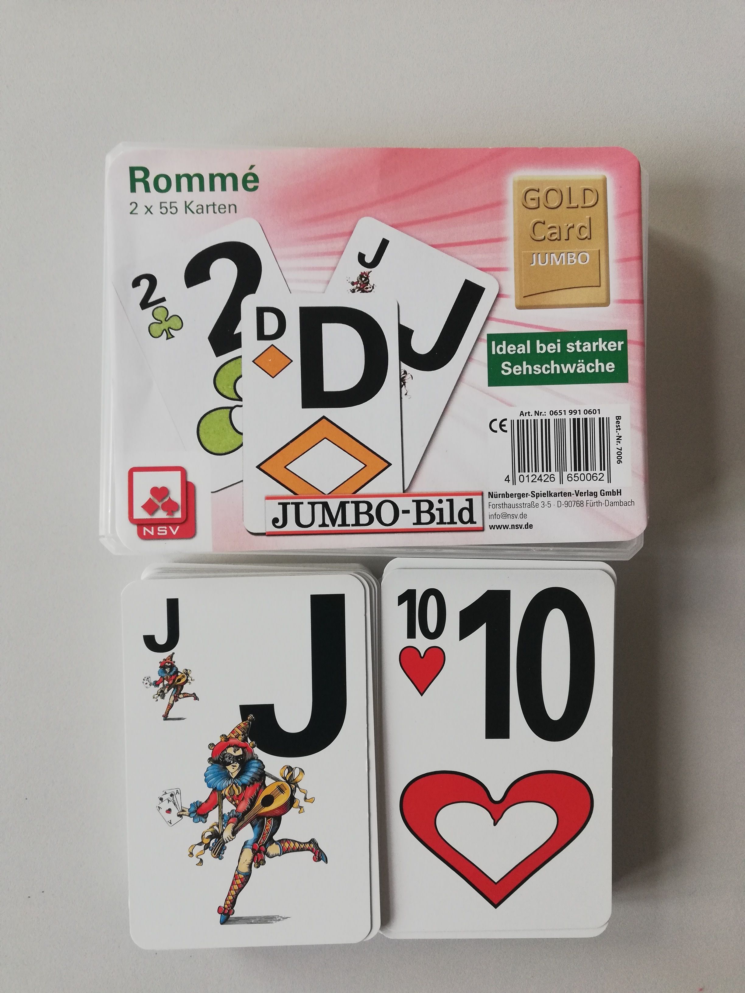 Rommèspiel - zu sehen ist eine Jokerkarte, eine Herz 10 und das Deckblatt des Spiels