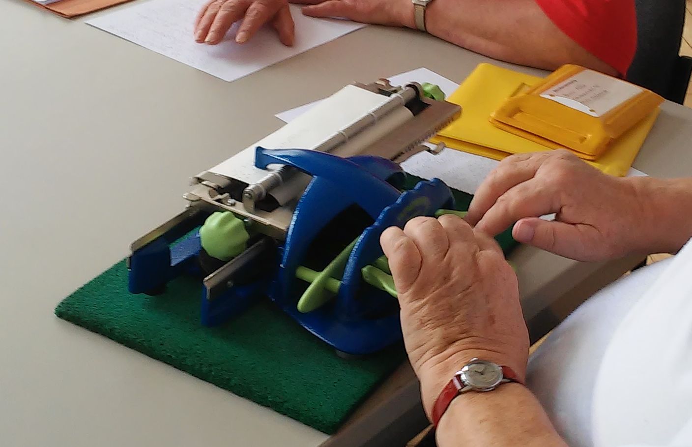 Punktschriftschreibmaschine auf einer Punktschriftschreibmaschine wird geschrieben