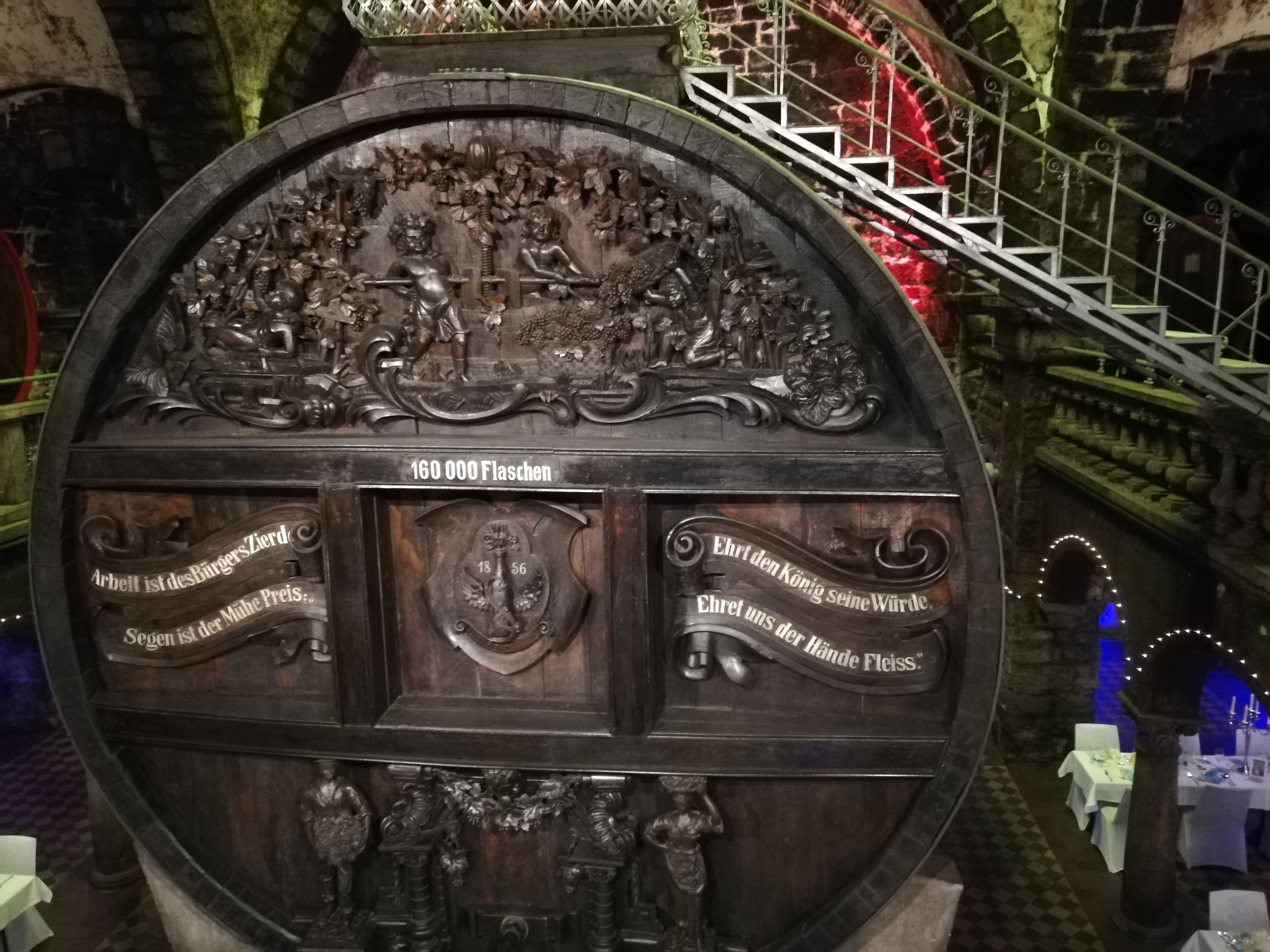 Riesenfass der Sektkellerei Freyburg Zu sehen ist das 1896 gebaute Fass laut Aufschrift mit einem Fassungsvermögen von 160000 Flaschen und ist mit mit wertvollen Schnitzereien verziert.
