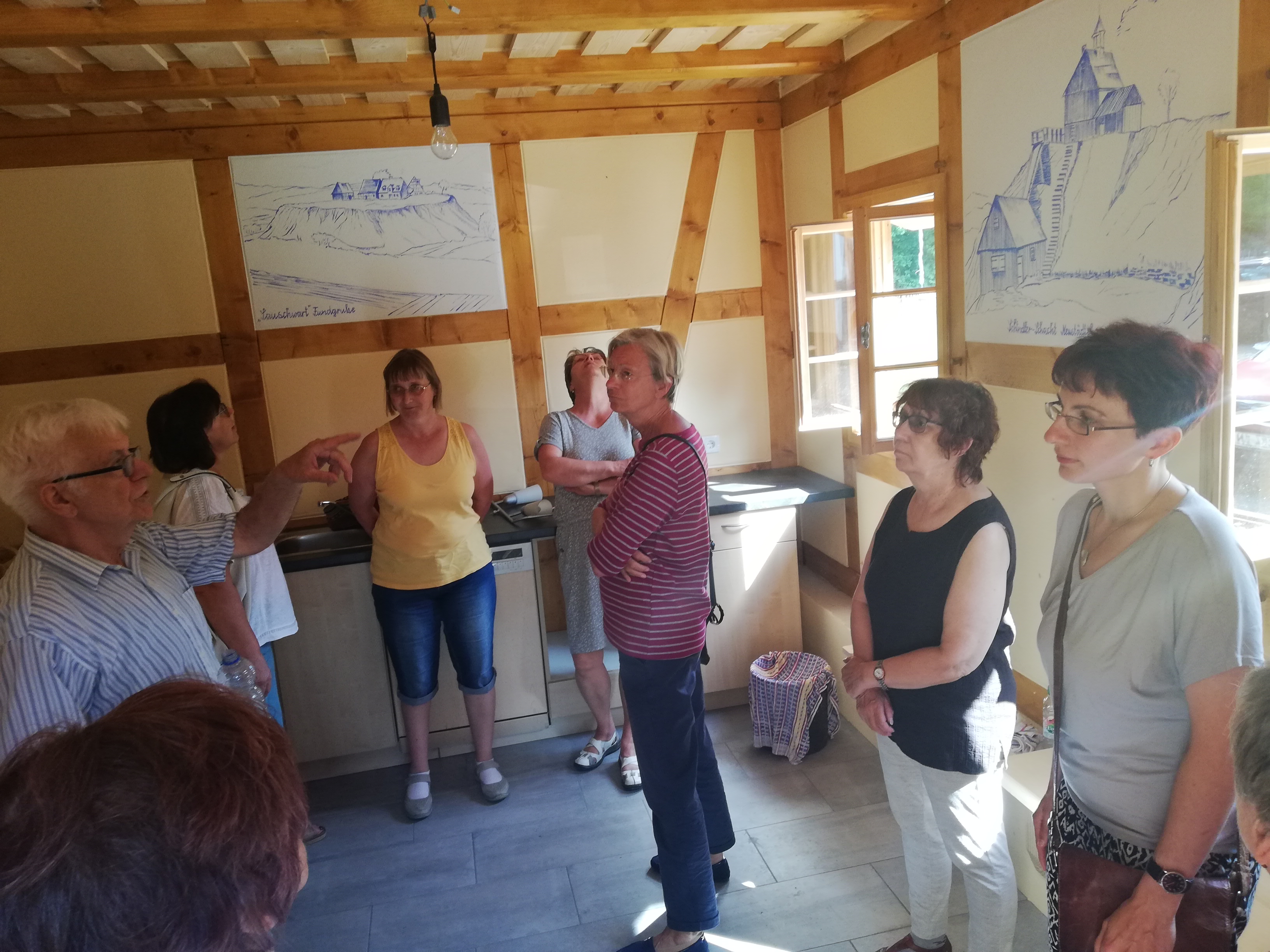 Günther Eckhardt erzählt den Awesendenden über den Werdegang der Silberschmelzhütte St. Georgen Schneeberg