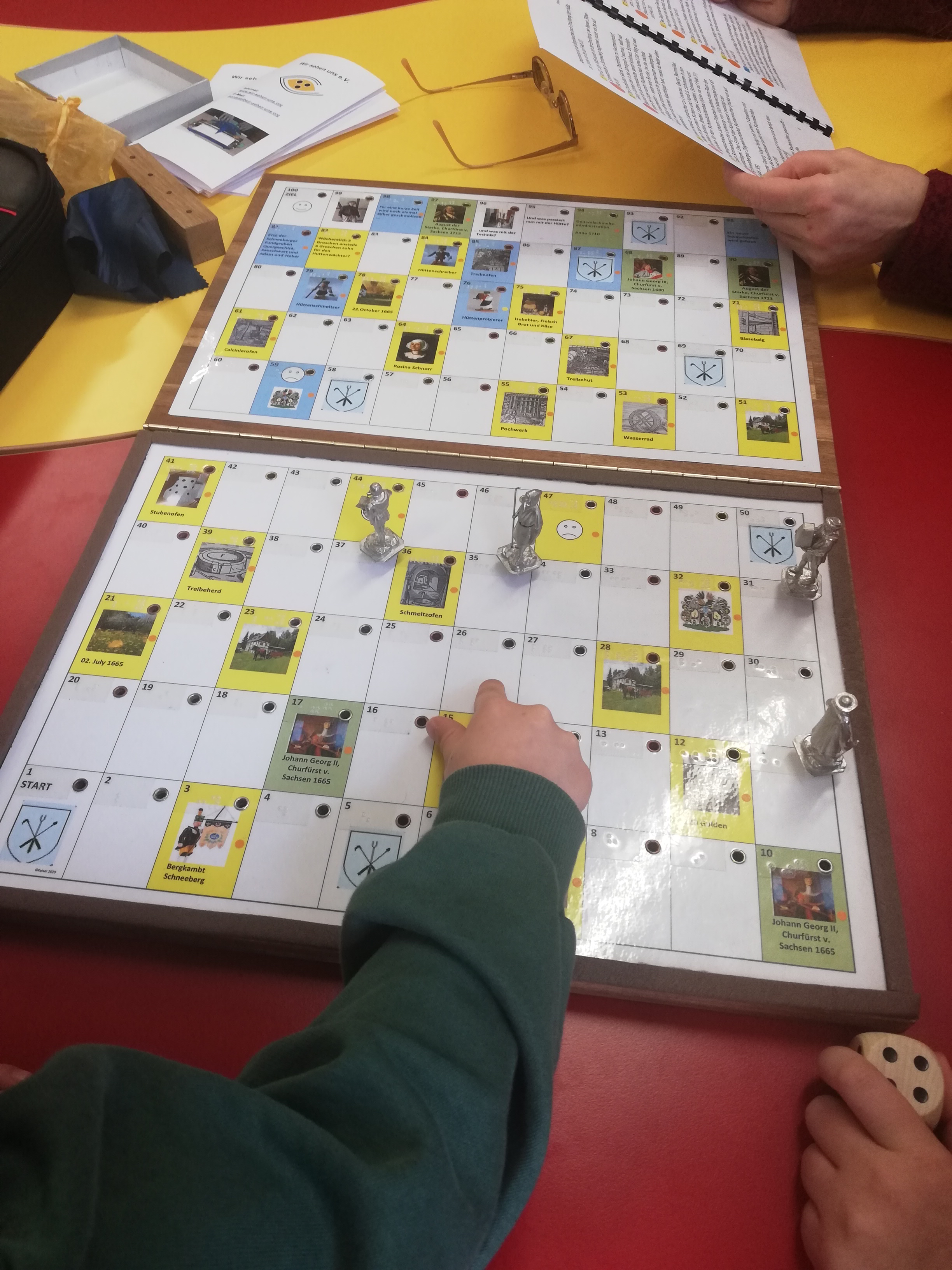 Das Spiel zur Entstehung der Silberschmelzhütte St. Georgen wird auspobiert. Es kann von Blinden und Sehenden gemeinsam gespielt werden.