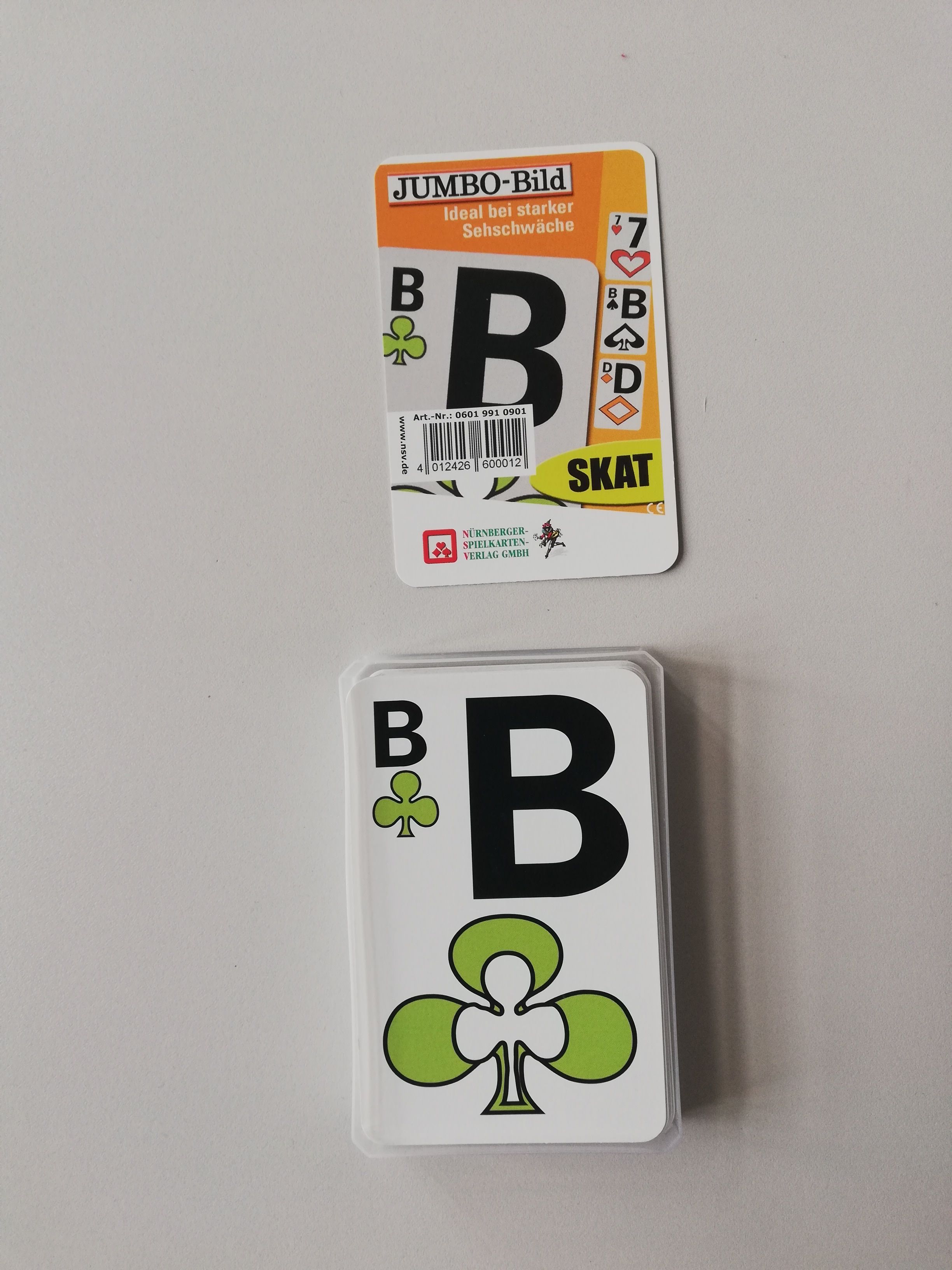 Skatspiel - zu sehen ist die Karte vom Pik-Buben und das Deckblatt des Spiels