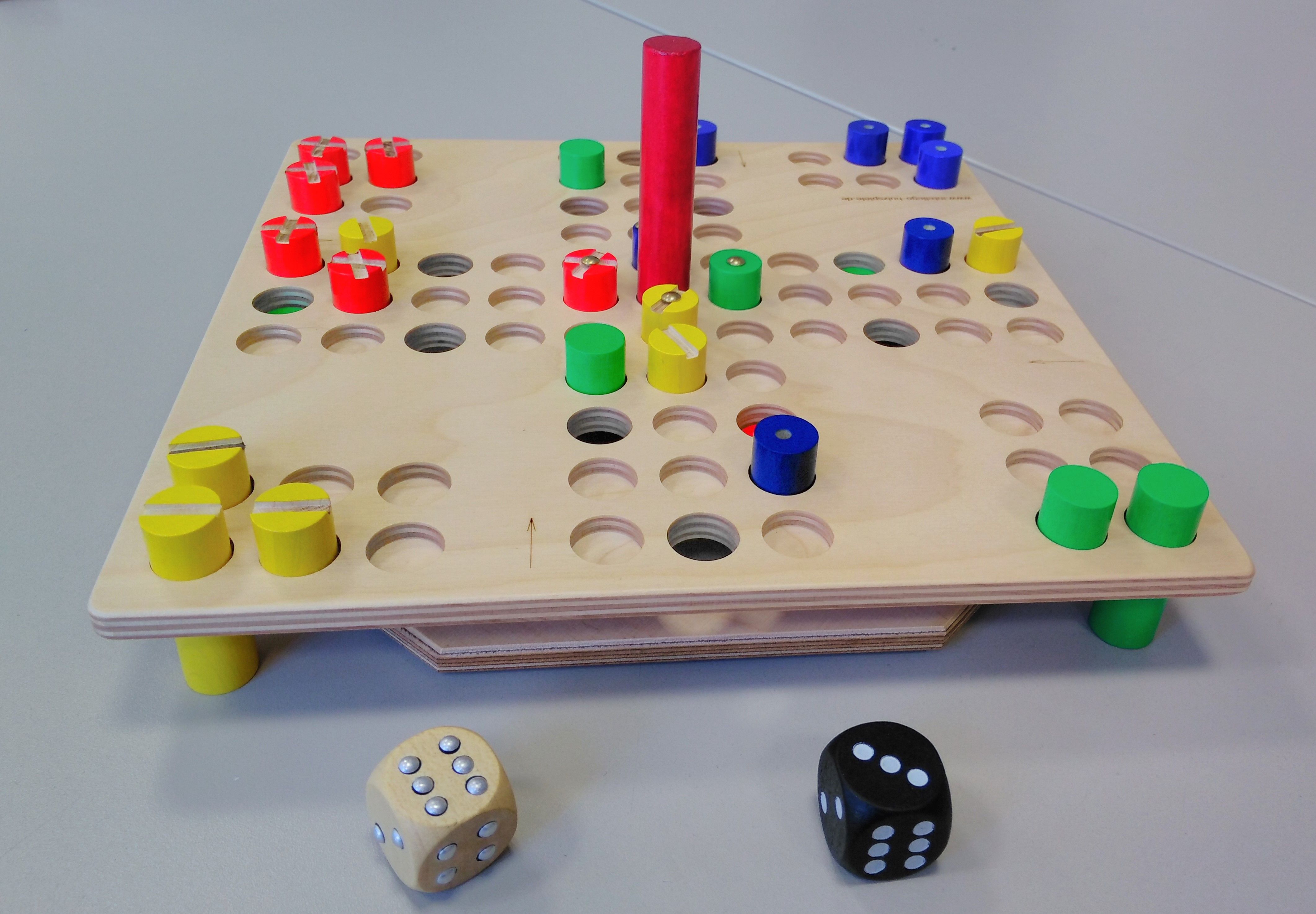 Spiel mit farbigen Markierungen, farbige Spielfiguren mit unterschiedlichen Köpfen, 1 taktiler Würfel, 1 Würfel für Sehbehinderte